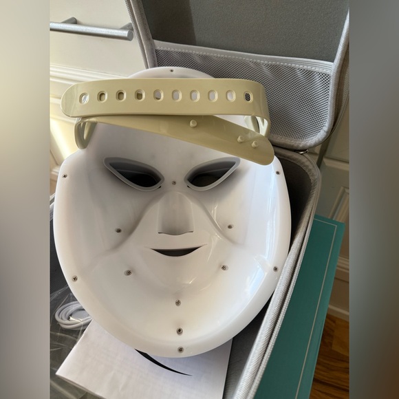 LED Face Mask - Picture 5 of 9